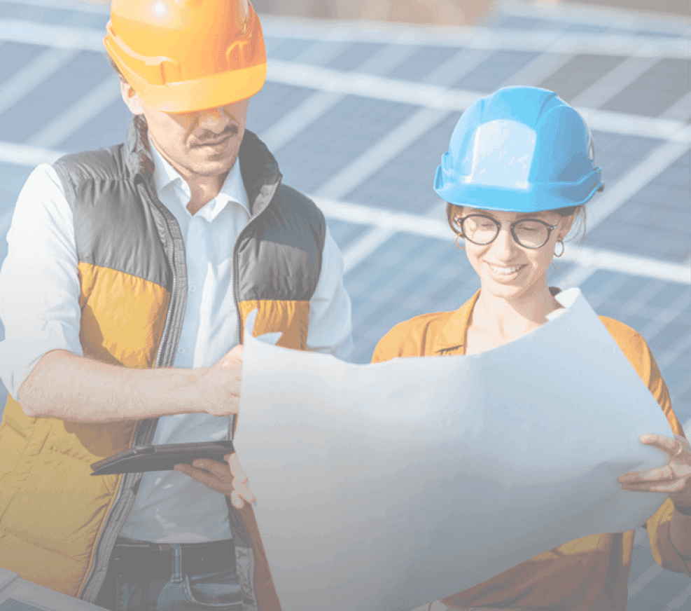 Dos trabajadores en los paneles solares consultando un documento del proyecto