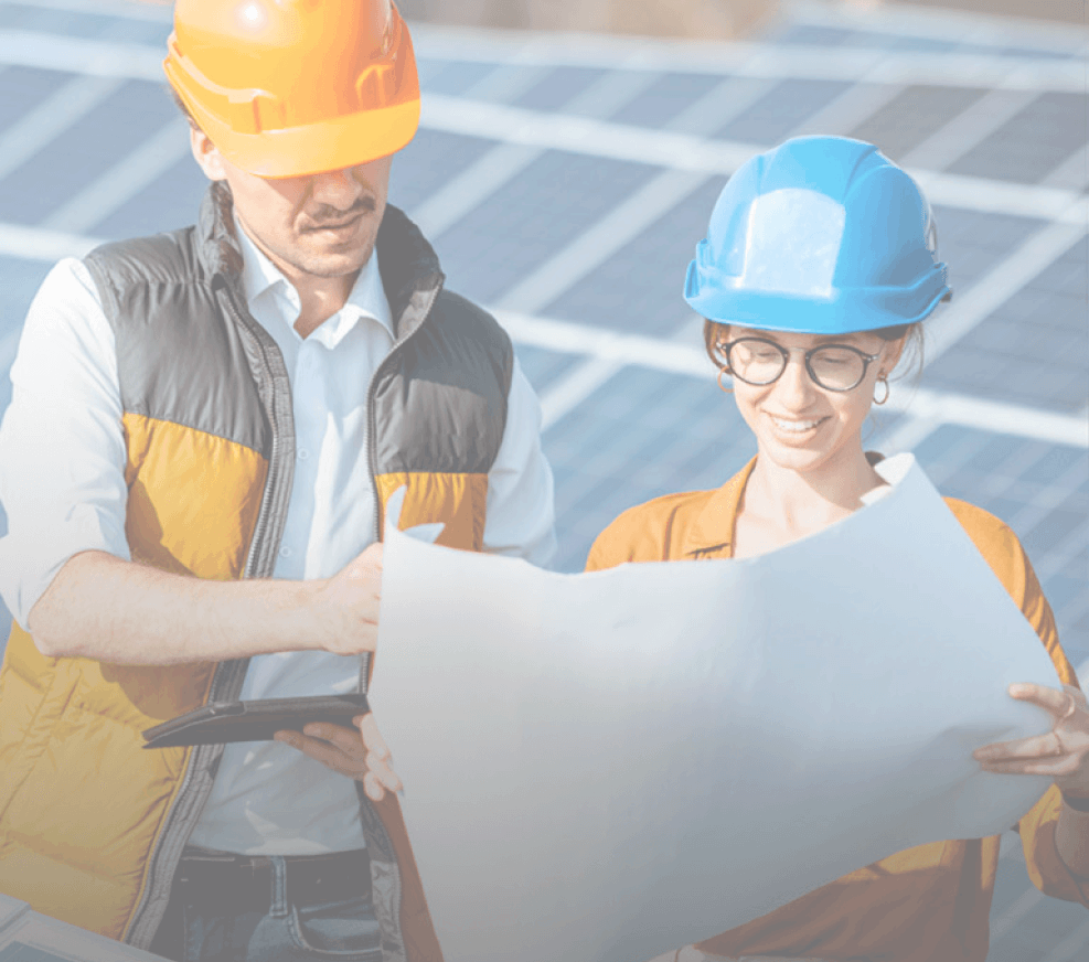 Dos trabajadores en los paneles solares consultando un documento del proyecto
